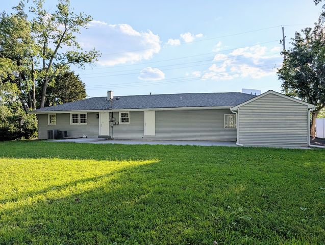 1S085 Summit Avenue, Oakbrook Terrace, IL 60181