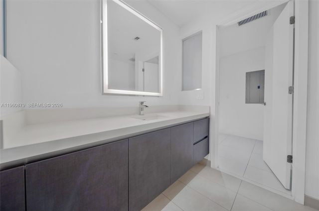 851 NE 1st Ave 204, Miami, FL 33132