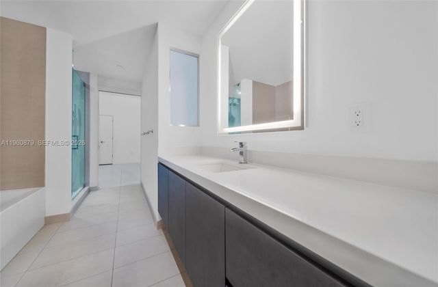 851 NE 1st Ave 204, Miami, FL 33132