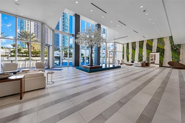 851 NE 1st Ave 204, Miami, FL 33132