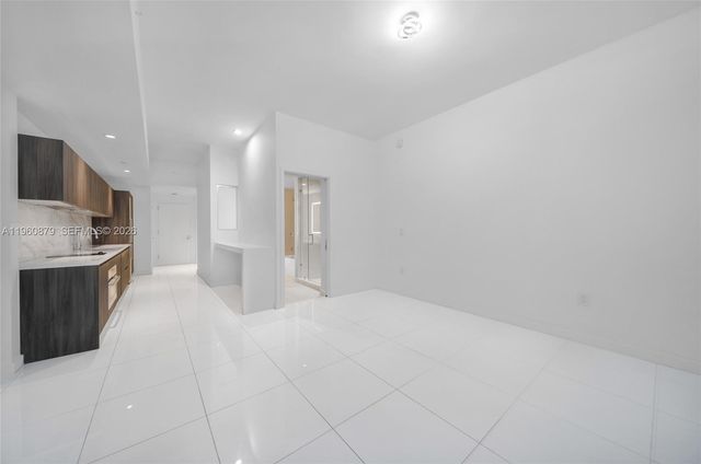 851 NE 1st Ave 204, Miami, FL 33132