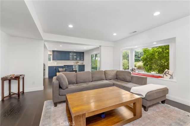 21809 Martinez, Woodland Hills, CA 91364