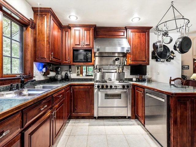 900 MT HOOD COURT, Green Bay, WI 54311