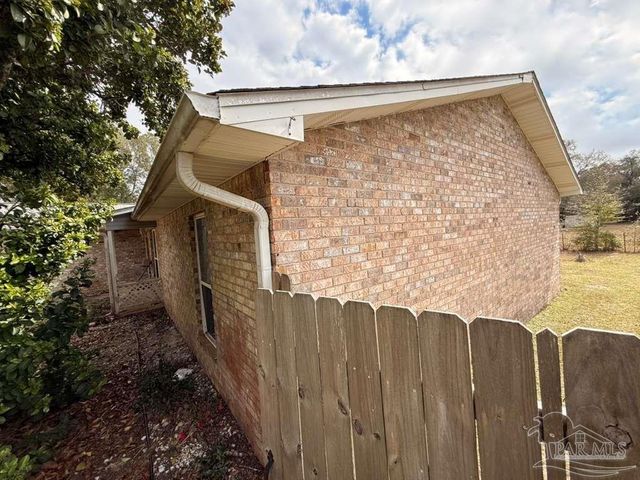 6844 Community Dr, Pensacola, FL 32526