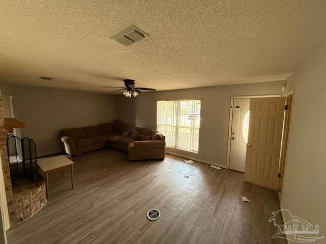 6844 Community Dr, Pensacola, FL 32526