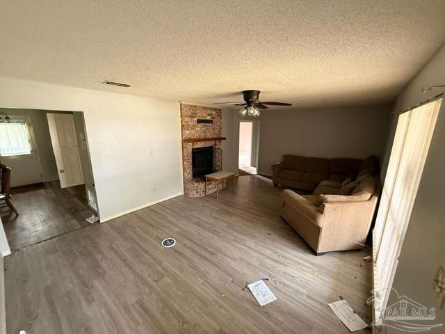 6844 Community Dr, Pensacola, FL 32526