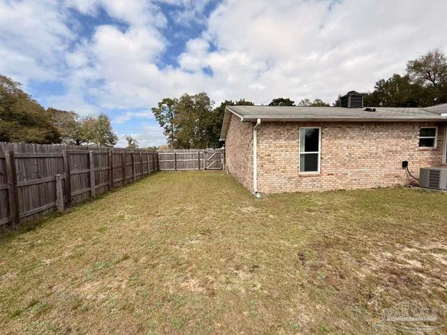 6844 Community Dr, Pensacola, FL 32526