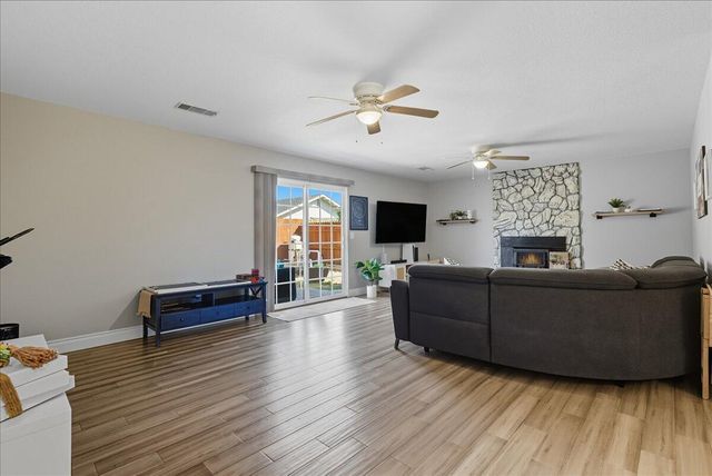 2123 Cottonwood Court, Hanford, CA 93230