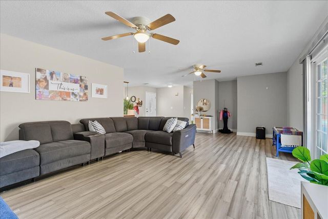 2123 Cottonwood Court, Hanford, CA 93230
