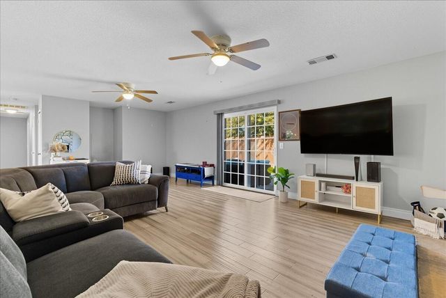 2123 Cottonwood Court, Hanford, CA 93230