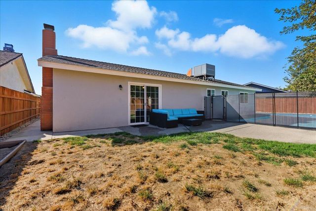 2123 Cottonwood Court, Hanford, CA 93230