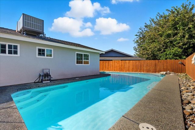 2123 Cottonwood Court, Hanford, CA 93230
