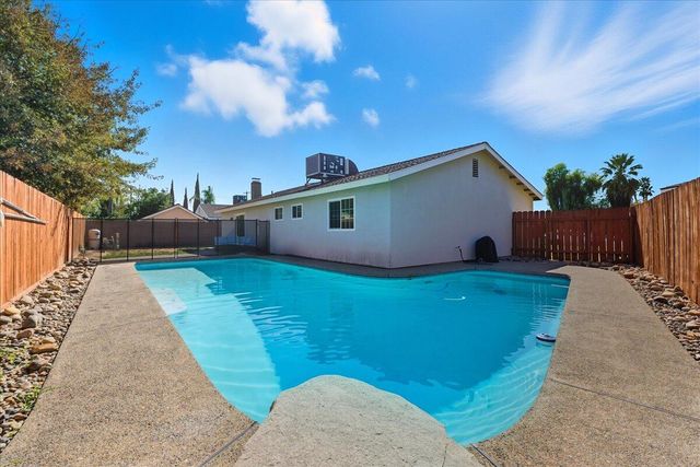 2123 Cottonwood Court, Hanford, CA 93230