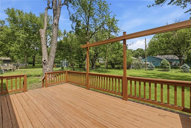 8901 Craig Drive, Overland Park, KS 66212