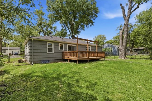 8901 Craig Drive, Overland Park, KS 66212