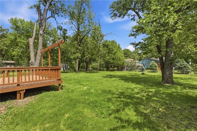 8901 Craig Drive, Overland Park, KS 66212