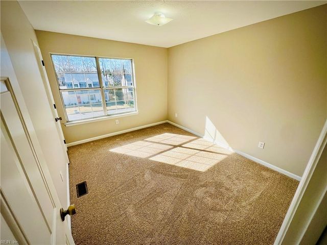 696 Trails LN, Newport News, VA 23608