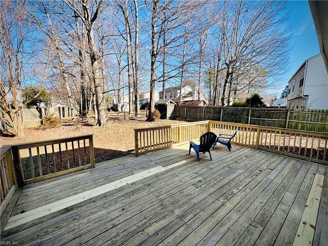 696 Trails LN, Newport News, VA 23608