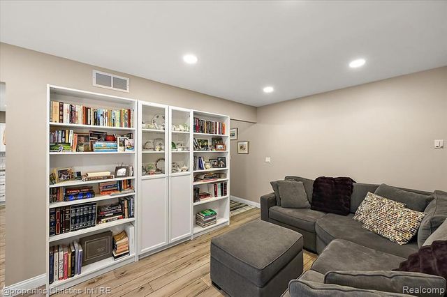 26010 Marlowe Place, Oak Park, MI 48237