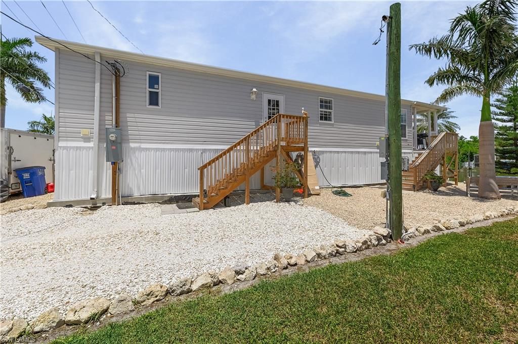 2452 York RD, ST. JAMES CITY, FL 33956 — exterior