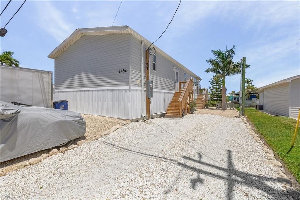 2452 York RD, ST. JAMES CITY, FL 33956 — photo 2