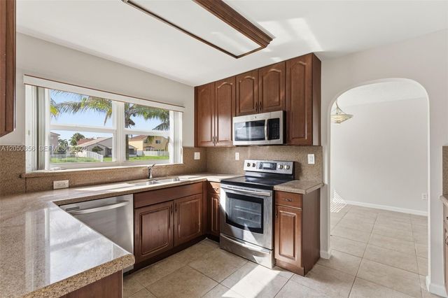 1273 NW 192nd Ter, Pembroke Pines, FL 33029