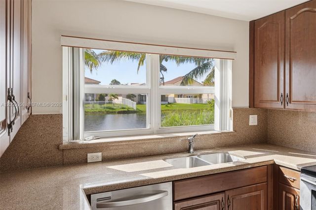 1273 NW 192nd Ter, Pembroke Pines, FL 33029