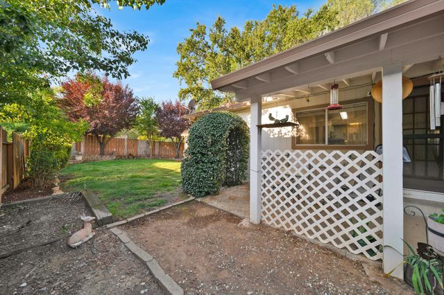 1217 Crag Walk, Redding, CA 96003