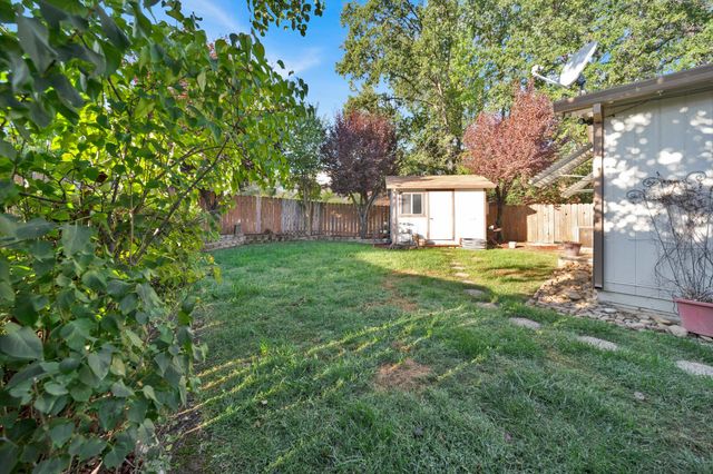 1217 Crag Walk, Redding, CA 96003