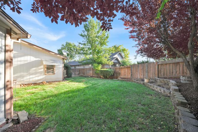 1217 Crag Walk, Redding, CA 96003