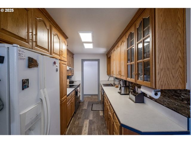 1421 SUNSET Ln, Sweet Home, OR 97386