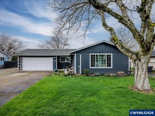 889 45th Av NE, Salem, OR 97301