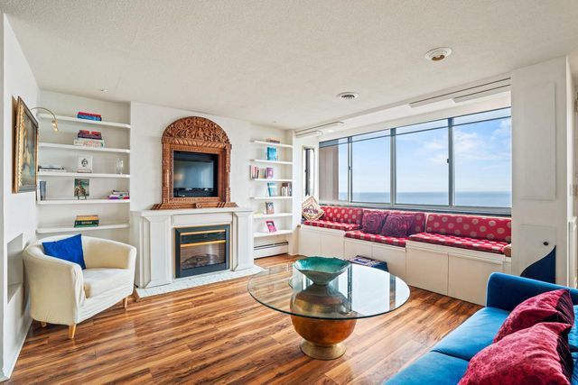1919 N Summit AVENUE #11C, Milwaukee, WI 53202