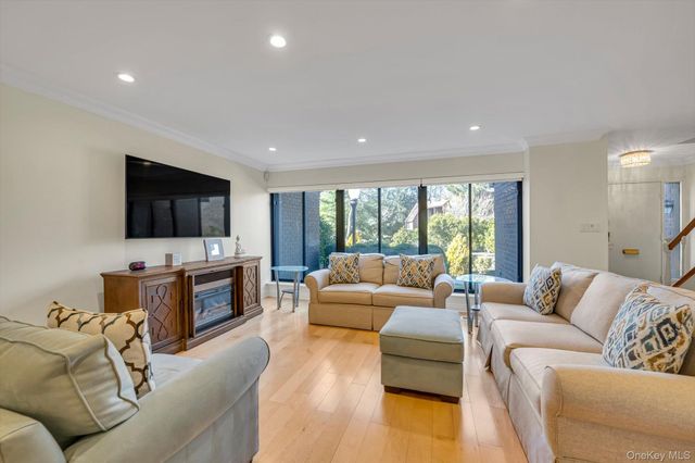 5 Fox Ridge, Roslyn, NY 11576