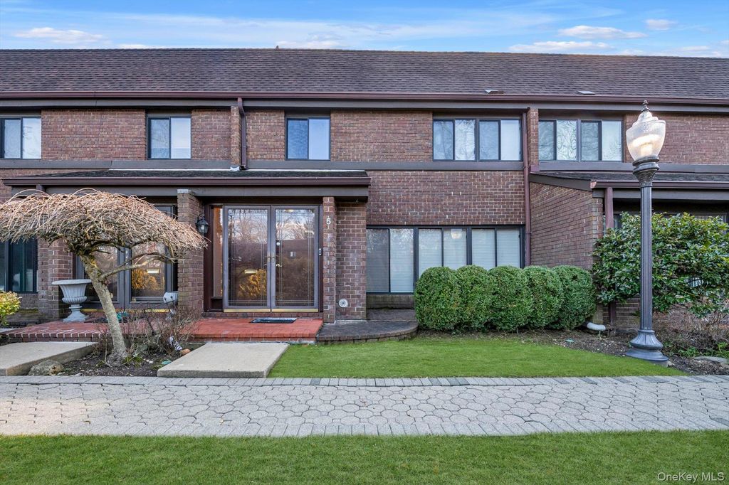 5 Fox Ridge, Roslyn, NY 11576