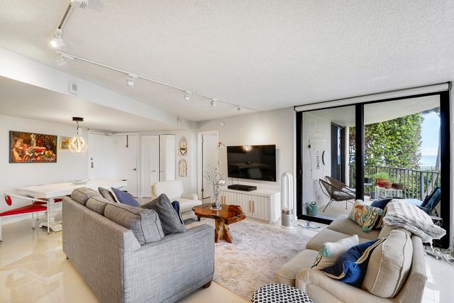 5420 N Ocean Drive 204, Singer Island, FL 33404