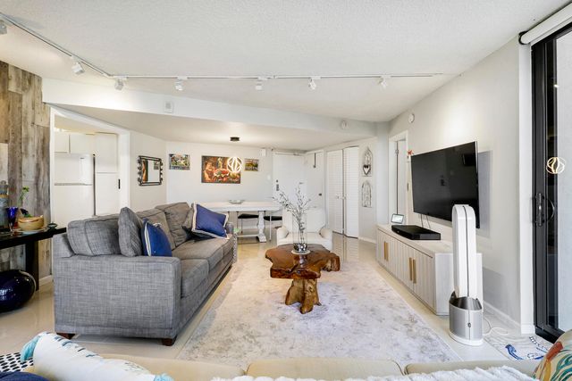 5420 N Ocean Drive 204, Singer Island, FL 33404