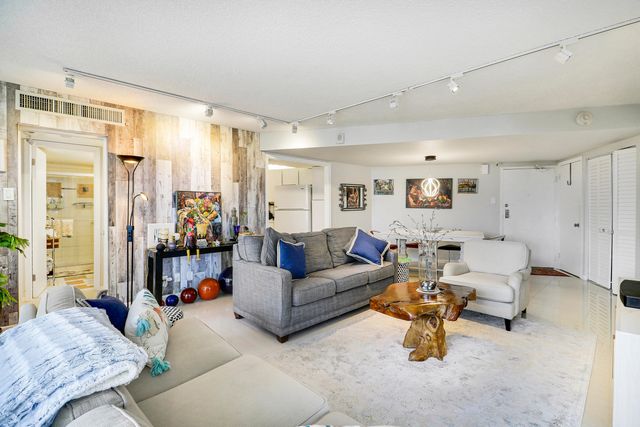 5420 N Ocean Drive 204, Singer Island, FL 33404
