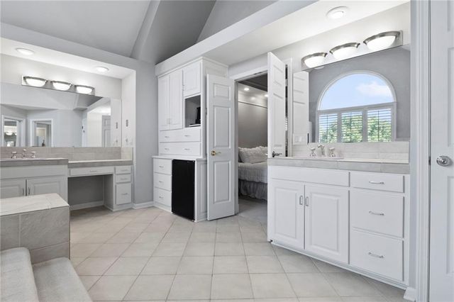 5040 W 128 Terrace, Leawood, KS 66209