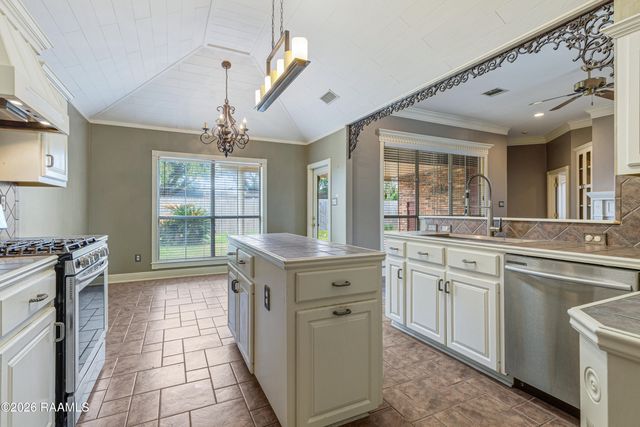 408 Bon Mange Circle, Lafayette, LA 70506