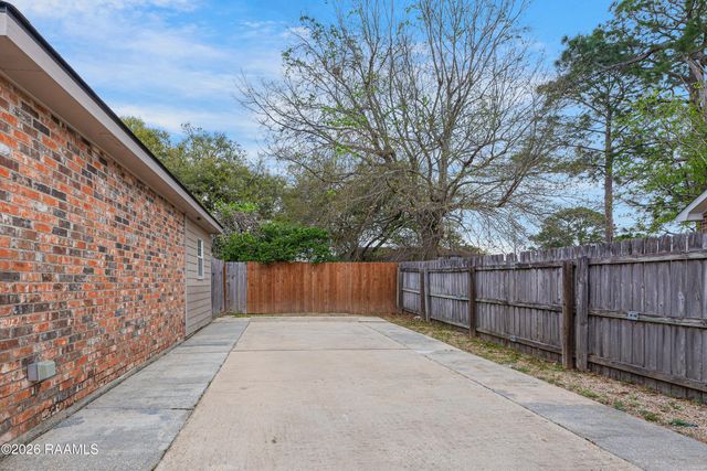 408 Bon Mange Circle, Lafayette, LA 70506