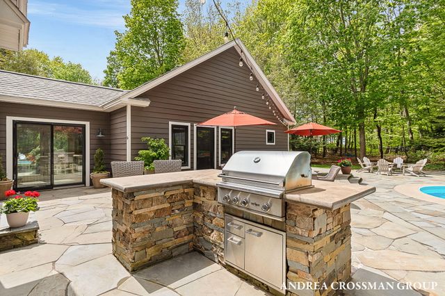 2338 Lakeshore Drive, Ganges Twp, MI 49408