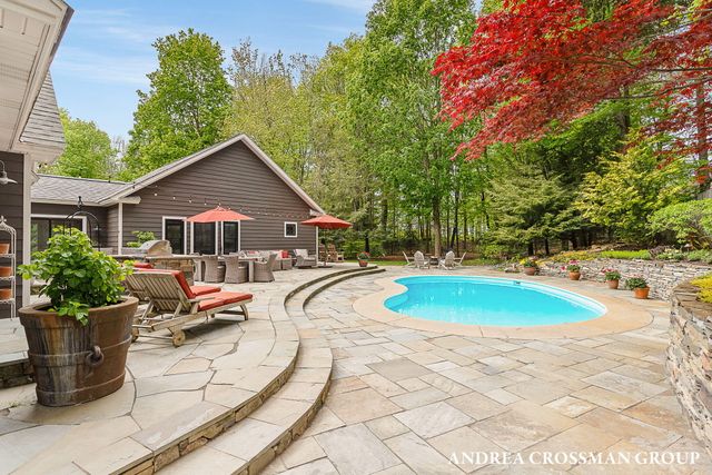 2338 Lakeshore Drive, Ganges Twp, MI 49408