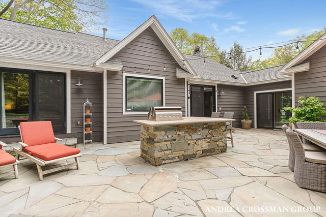 2338 Lakeshore Drive, Ganges Twp, MI 49408