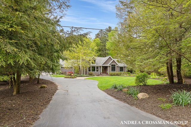 2338 Lakeshore Drive, Ganges Twp, MI 49408