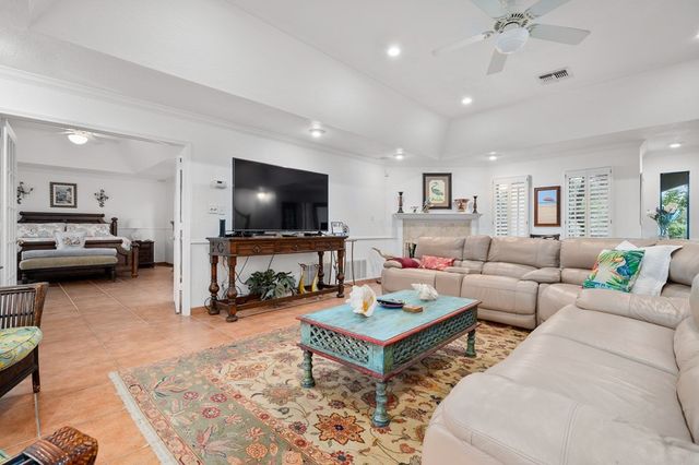 43 Blue Heron Dr, Rockport, TX 78382