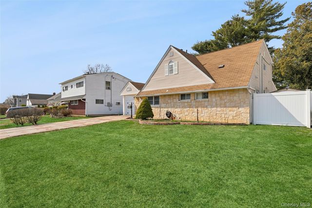 93 Hearth Lane, Westbury, NY 11590