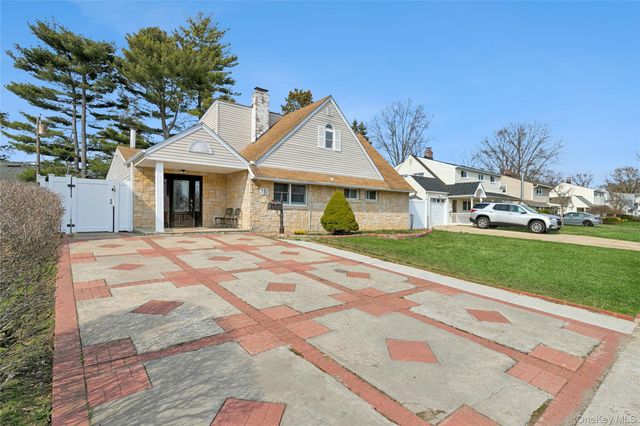 93 Hearth Lane, Westbury, NY 11590