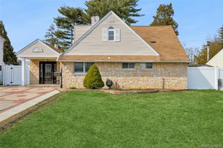 93 Hearth Lane, Westbury, NY 11590