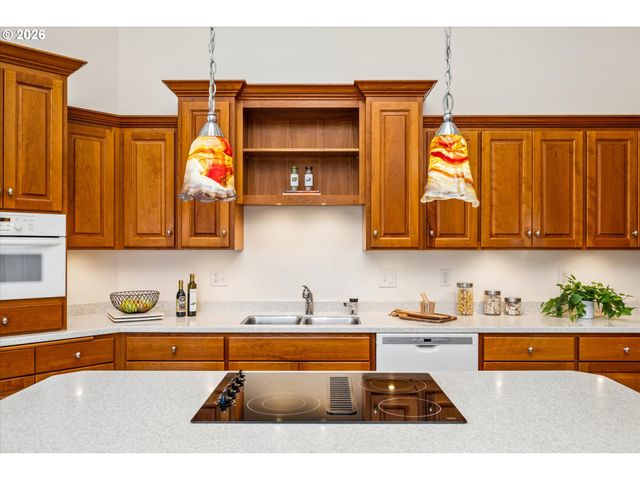 2002 LAKE SHORE Dr, Eugene, OR 97408